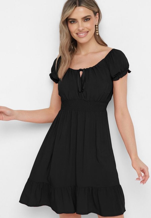 Born2be - Czarna Wiskozowa Sukienka z Gumkami w Pasie Ściągana przy Dekolcie z Falbanką Tiimamla. Okazja: na co dzień. Kolor: czarny. Materiał: wiskoza. Długość rękawa: krótki rękaw. Sezon: wiosna, lato. Typ sukienki: proste. Styl: casual