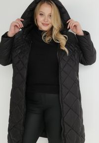 Born2be - Czarna Kurtka Długa Pikowana z Kapturem Conn. Typ kołnierza: kaptur. Kolor: czarny. Długość: długie #2