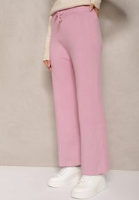 Renee - Różowe Spodnie o Szerokim Kroju High Waist z Cyrkoniami i Gumką w Pasie Loreitha. Okazja: na co dzień. Stan: podwyższony. Kolor: różowy. Materiał: satyna, zamsz. Wzór: aplikacja. Styl: casual