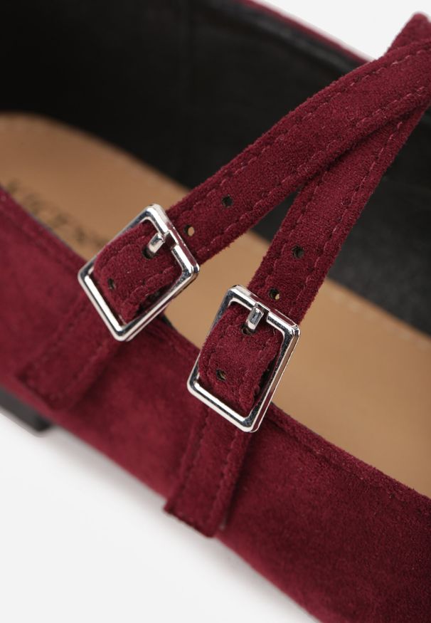 Born2be - Bordowe Balerinki na Płaskiej Podeszwie Ozdobione Paskami Zinrosa. Okazja: na co dzień. Zapięcie: pasek. Kolor: czerwony. Materiał: bawełna, jeans. Wzór: aplikacja. Obcas: na płaskiej podeszwie. Styl: casual, elegancki, wizytowy