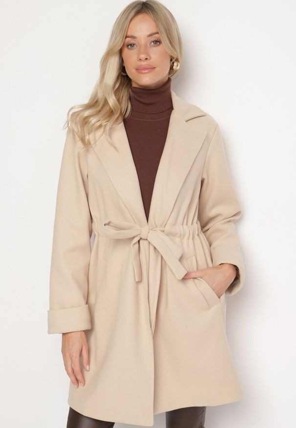Born2be - Beżowy Płaszcz o Szlafrokowym Kroju z Marszczeniem w Talii i Wiązanym Paskiem Sartissa. Okazja: na co dzień. Kolor: beżowy. Materiał: jeans. Długość rękawa: długi rękaw. Długość: długie. Styl: casual, elegancki, klasyczny
