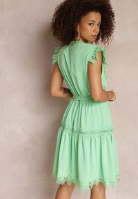 Renee - Zielona Sukienka Rozkloszowana z Wiązanym Paskiem i Koronką Oninka. Kolor: zielony. Materiał: koronka. Wzór: koronka. Długość: mini #3