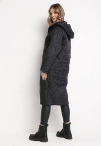 Born2be - Czarna Długa Kurtka Pikowana Płaszcz z Nieodpinanym Kapturem Rordanos. Kolor: czarny. Długość rękawa: długi rękaw. Długość: długie #4