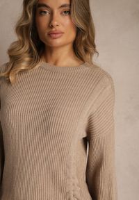 Renee - Beżowy Sweter z Wiskozą o Prostym Kroju z Bocznym Ściągaczem Tivadella. Okazja: na co dzień. Kolor: beżowy. Materiał: wiskoza. Sezon: jesień. Styl: elegancki, casual #3