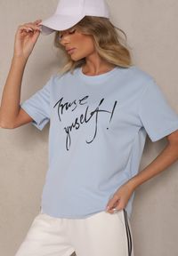 Renee - Jasnoniebieski T-shirt Zdobiony Napisem z Brokatem Tezilea. Okazja: na spacer. Kolor: niebieski. Materiał: jeans. Wzór: napisy, aplikacja