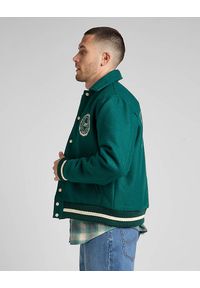 Lee - LEE VARSITY JACKET MĘSKA KURTKA PRZEJŚCIOWA LOGO NADRUK ESMERALDA L87TDB96. Wzór: nadruk #6