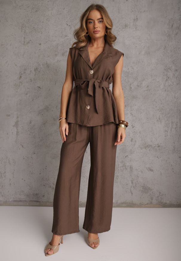 Renee - Ciemnobeżowy Letni Komplet Kamizelka z Paskiem i Ozdobnymi Guzikami i Szerokie Spodnie Sharieth. Kolor: beżowy