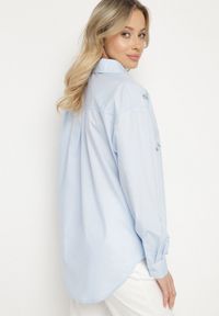 Born2be - Jasnoniebieska Koszula z Bawełny Ozdobiona Naszywkami Katiema. Okazja: na co dzień. Kolor: niebieski. Materiał: bawełna. Wzór: aplikacja. Styl: casual #7