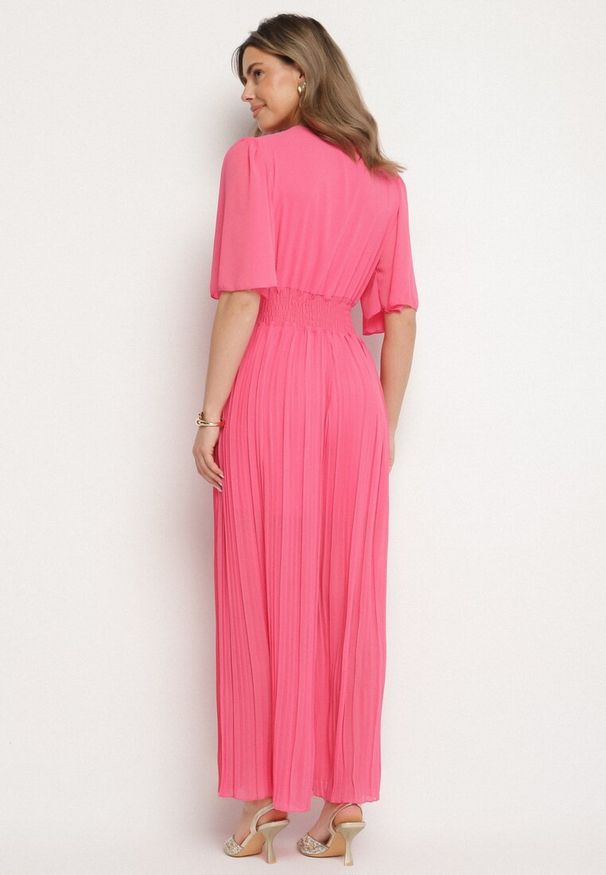 Born2be - Fuksjowy Plisowany Kombinezon o Kopertowym Kroju z Gumką w Talii Ameddie. Okazja: na co dzień. Kolor: różowy. Styl: casual, elegancki