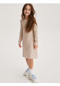 Reserved - Dzianinowa sukienka w prążek - kremowy. Kolor: kremowy. Materiał: dzianina. Wzór: prążki. Typ sukienki: proste