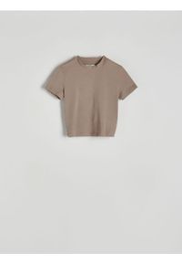Reserved - Krótki t-shirt ze stójką - beżowy. Typ kołnierza: kołnierzyk stójkowy. Kolor: beżowy. Materiał: bawełna. Długość: krótkie