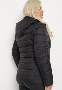 Born2be - Czarna Kurtka z Odpinanym Kapturem Ozdobiona Pikowaniem Etinitha. Okazja: na co dzień, na spotkanie biznesowe, do pracy. Kolor: czarny. Materiał: jeans. Wzór: aplikacja. Sezon: zima. Styl: biznesowy, klasyczny, casual #6