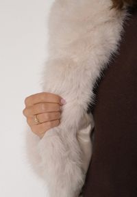 Born2be - Beżowa Futrzana Kurtka z Nieodpinanym Kapturem Zetena. Kolor: beżowy. Materiał: futro. Styl: elegancki, klasyczny #3