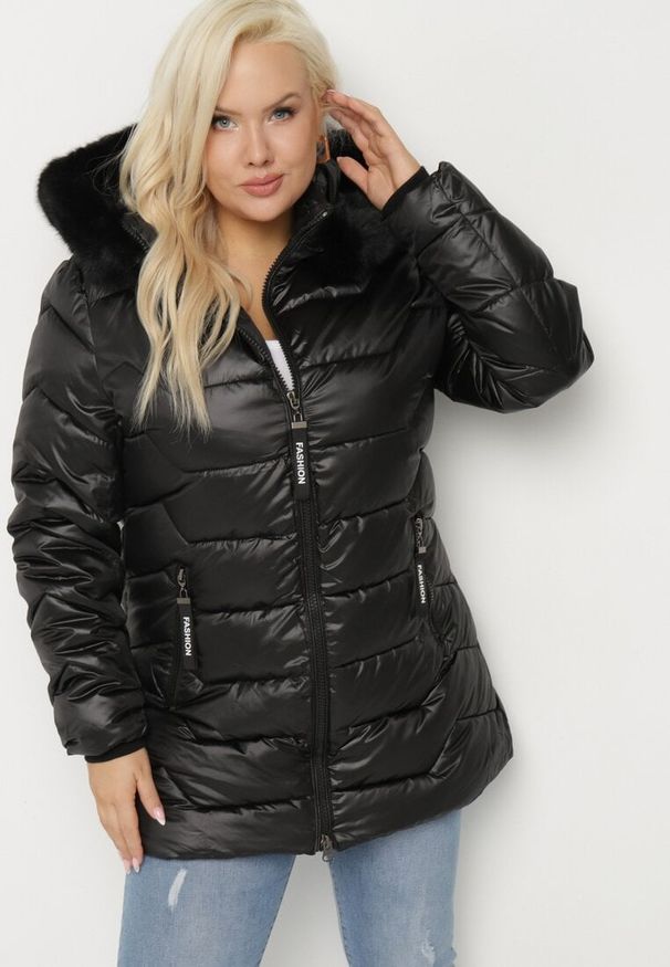 Born2be - Czarna Kurtka z Pikowanymi Przeszyciami i Odpinanym Futerkiem przy Kapturze Vensie. Okazja: na co dzień. Kolekcja: plus size. Kolor: czarny. Materiał: futro. Styl: casual, elegancki, klasyczny