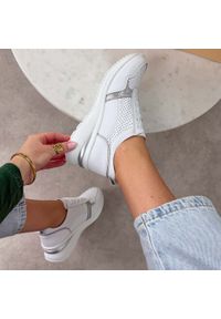 Białe skórzane sneakersy damskie na koturnie Cambell 94311. Okazja: na co dzień. Zapięcie: sznurówki. Kolor: biały. Materiał: skóra. Szerokość cholewki: normalna. Sezon: wiosna, lato, jesień. Obcas: na koturnie. Styl: elegancki, casual, klasyczny, sportowy #1