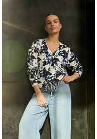 MOODO - Bluza w kwiaty z dekoltem biała. Kolor: biały. Materiał: poliester, bawełna, elastan. Wzór: kwiaty #1