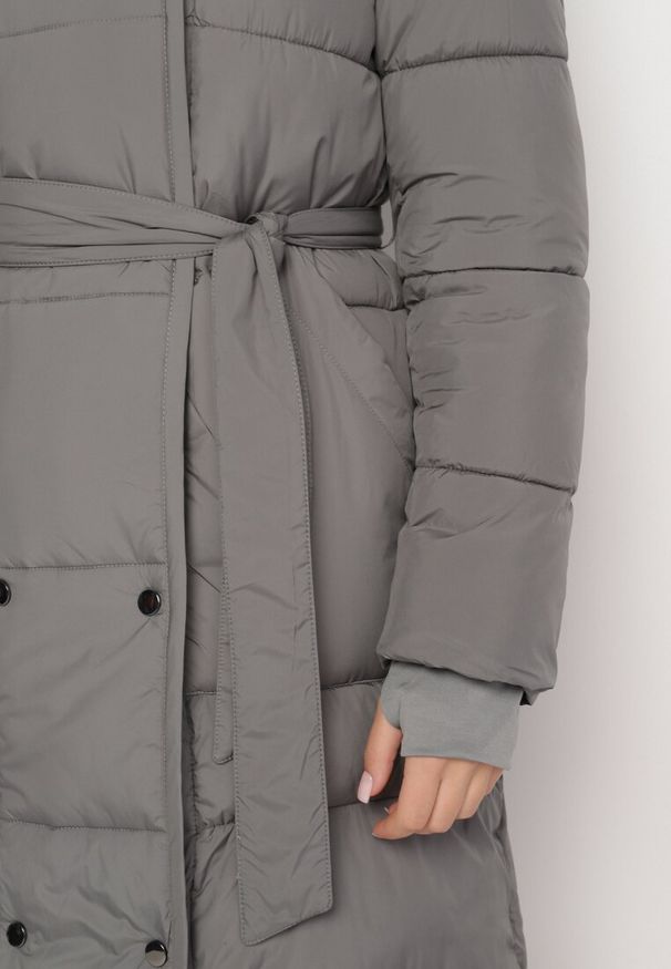 Born2be - Ciemnoszara Pikowana Kurtka o Długim Kroju z Paskiem Kapturem i Podwójnym Kołnierzem Ravigan. Okazja: na co dzień. Kolor: szary. Materiał: jeans. Długość: długie. Styl: casual, elegancki