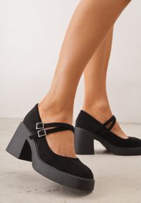 Renee - Czarne Chunky Półbuty na Słupku z Paskami z Klamrami Zdobionymi Cyrkoniami Pesipe. Okazja: na co dzień. Zapięcie: klamry. Kolor: czarny. Wzór: aplikacja. Obcas: na słupku. Styl: glamour, casual, elegancki. Wysokość obcasa: średni #1