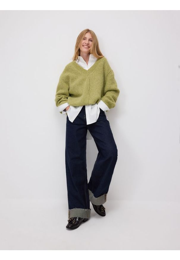 Reserved - Sweter oversize - zielony. Kolor: zielony. Materiał: dzianina