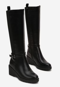 Renee - Czarne Kozaki z Koturnem i Elastyczną Wstawką na Cholewce oraz z Ozdobną Klamrą Ancra. Wysokość cholewki: przed kolano. Zapięcie: klamry. Kolor: czarny. Materiał: guma. Szerokość cholewki: normalna. Obcas: na koturnie. Styl: klasyczny #4
