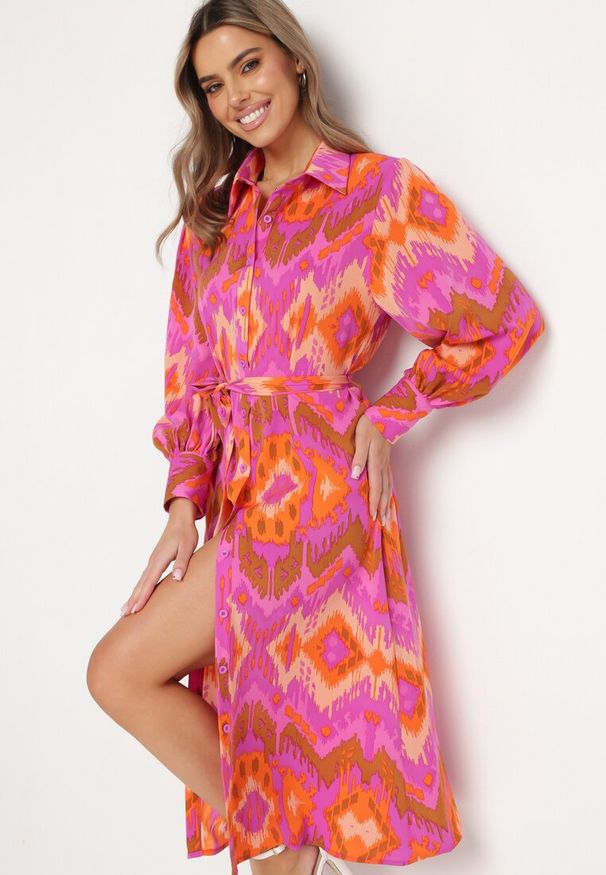 Born2be - Fuksjowa Koszulowa Sukienka Midi z Etno Wzorem i Wiązanym Paskiem Mithera. Kolor: różowy. Typ sukienki: koszulowe. Styl: etno. Długość: midi
