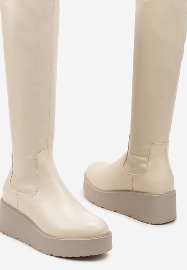 Renee - Beżowe Basicowe Kozaki na Grubej Podeszwie z Okrągłym Noskiem Tirisza. Okazja: na co dzień. Nosek buta: okrągły. Kolor: beżowy. Materiał: dzianina. Wzór: aplikacja. Styl: casual, elegancki, street