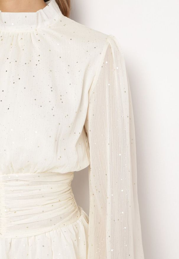 Born2be - Jasnobeżowa Elegancka Sukienka z Błyszczącymi Drobinkami i Falbankami Tinaria. Typ kołnierza: kołnierz z falbankami. Kolor: beżowy. Styl: elegancki