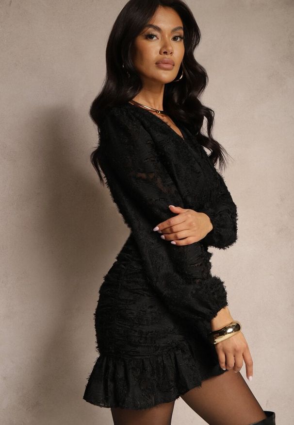Renee - Czarna Koronkowa Sukienka o Kopertowym Kroju z Bufiastymi Rękawami i Falbanką Femeriana. Kolor: czarny. Materiał: koronka. Długość rękawa: krótki rękaw. Typ sukienki: kopertowe. Styl: elegancki