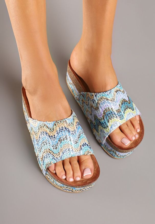 Renee - Niebieskie Klapki na Platformie z Plecioną Rafią w Geometryczny Wzór Ciarilane. Okazja: na spacer, na co dzień. Kolor: niebieski. Materiał: jeans. Wzór: geometria. Sezon: wiosna. Obcas: na platformie. Styl: casual, wakacyjny