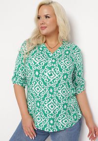 Born2be - Zielono-Biała Wiskozowa Bluzka Zapinana na Guziki w Geometryczny Print Perita. Kolor: zielony. Materiał: wiskoza. Wzór: geometria, nadruk. Sezon: lato