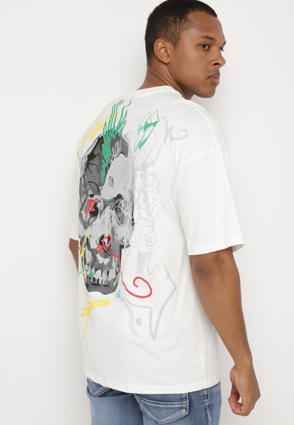 Born2be - Biała Koszulka z Krótkim Rękawem T-Shirt z Nadrukiem z Przodu i na Plecach Franestia. Okazja: na co dzień. Kolor: biały. Materiał: jeans. Długość rękawa: krótki rękaw. Długość: krótkie. Wzór: nadruk. Styl: elegancki, casual