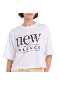 Koszulka damska New Balance WT61V5OPWT - biała. Kolor: biały. Materiał: materiał, bawełna. Długość rękawa: krótki rękaw. Długość: krótkie. Wzór: napisy #1