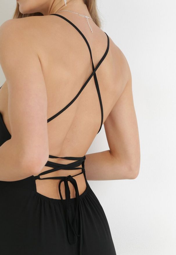 Born2be - Czarna Maxi Sukienka na Cienkich Ramiączkach z Wiązaniem na Tyle Ozdobiona Falbankami Beatrics. Typ kołnierza: kołnierz z falbankami. Kolor: czarny. Długość rękawa: na ramiączkach. Wzór: aplikacja. Długość: maxi