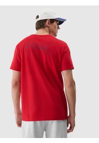 4f - T-shirt z nadrukiem męski - czerwony. Okazja: na co dzień. Kolor: czerwony. Materiał: bawełna, dzianina, jersey. Długość rękawa: krótki rękaw. Długość: krótkie. Wzór: nadruk. Styl: casual, sportowy #2