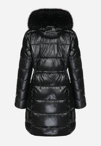 Born2be - Czarna Kurtka Pikowana z Futrzanym Kapturem Ficy. Kolor: czarny. Materiał: futro. Długość: długie. Wzór: aplikacja #8