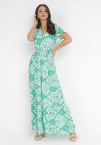 Born2be - Zielona Rozkloszowana Sukienka Maxi z Wiązanym Paskiem Aziza. Typ kołnierza: dekolt kopertowy. Kolor: zielony. Materiał: tkanina, bawełna. Typ sukienki: kopertowe. Długość: maxi #3