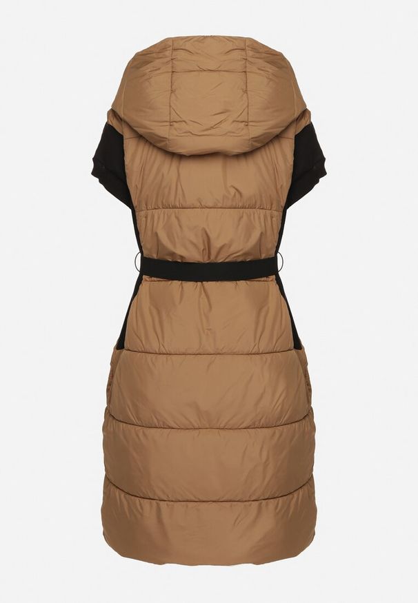 Born2be - Jasnobrązowa Długa Kopertowa Pikowana Kamizelka z Łączonych Materiałów z Kapturem Nerins. Okazja: na co dzień. Typ kołnierza: kaptur. Kolor: brązowy. Materiał: materiał. Długość: długie. Styl: casual, sportowy