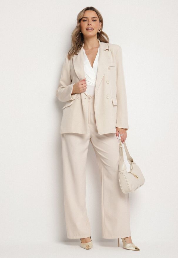 Born2be - Jasnobeżowa Dwurzędowa Marynarka z Usztywnioną Linią Ramion Emiranea. Okazja: na co dzień, do pracy. Kolor: beżowy. Materiał: jeans. Wzór: aplikacja. Styl: casual, elegancki, klasyczny