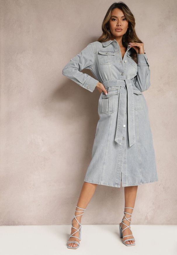 Renee - Jasnoniebieska Bawełniana Sukienka Jeansowa o Koszulowym Fasonie z Paskiem i Kieszeniami Dettia. Okazja: na co dzień. Kolor: niebieski. Materiał: bawełna, jeans. Typ sukienki: koszulowe. Styl: sportowy, casual, elegancki