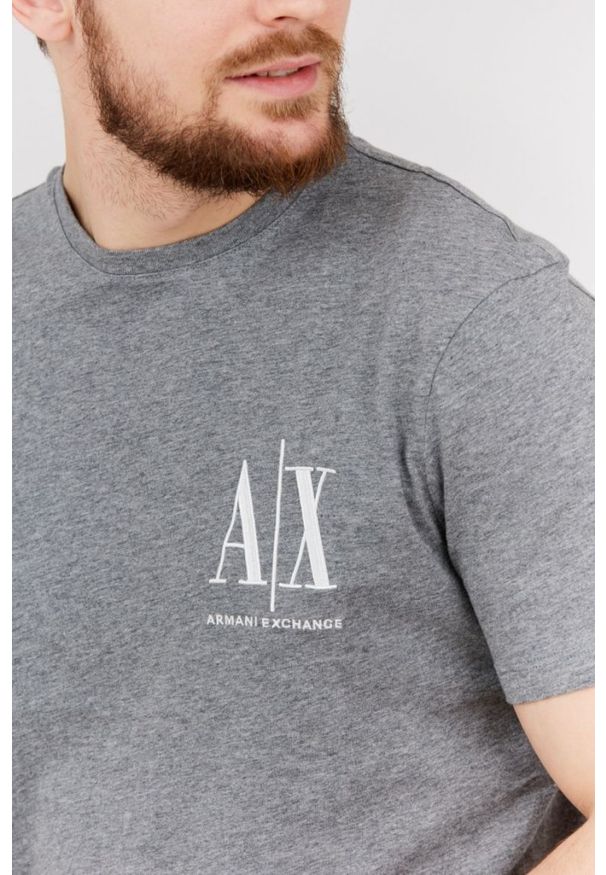 Armani Exchange - ARMANI EXCHANGE Szary t-shirt męski z wyszywanym logo. Kolor: szary. Materiał: prążkowany