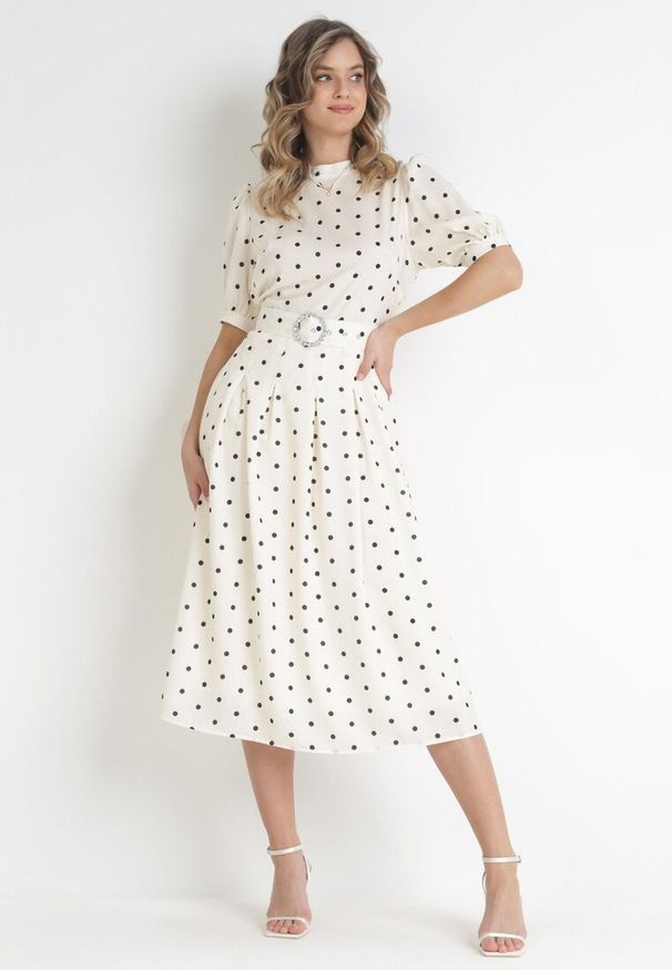 Born2be - Jasnobeżowa Sukienka Midi z Gumką w Talii i Materiałowym Paskiem z Klamrą Maerali. Okazja: na ślub cywilny, na wesele, na imprezę. Typ kołnierza: kołnierzyk stójkowy. Kolor: beżowy. Materiał: materiał. Wzór: grochy. Typ sukienki: rozkloszowane. Styl: elegancki. Długość: midi