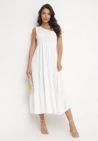 Born2be - Biała Maxi Sukienka Asymetryczna o Rozkloszowanym Kroju na Jedno Ramię Byrecl. Kolor: biały. Typ sukienki: asymetryczne. Długość: maxi #3