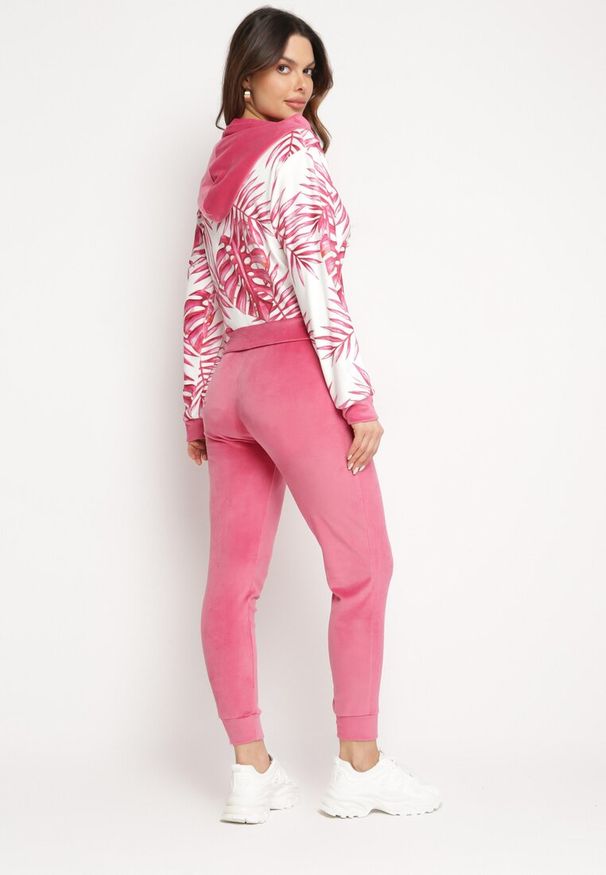 Born2be - Różowy Komplet Dresowy z Weluru Bluza z Kapturem z Ozdobnym Wzorem i Spodnie Grouvia. Kolor: różowy. Materiał: dresówka, welur