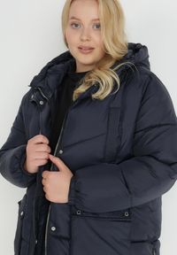 Born2be - Granatowa Kurtka Pikowana z Kapturem Lannea. Typ kołnierza: kaptur. Kolekcja: plus size. Kolor: niebieski. Materiał: jeans. Długość rękawa: długi rękaw. Długość: długie #3