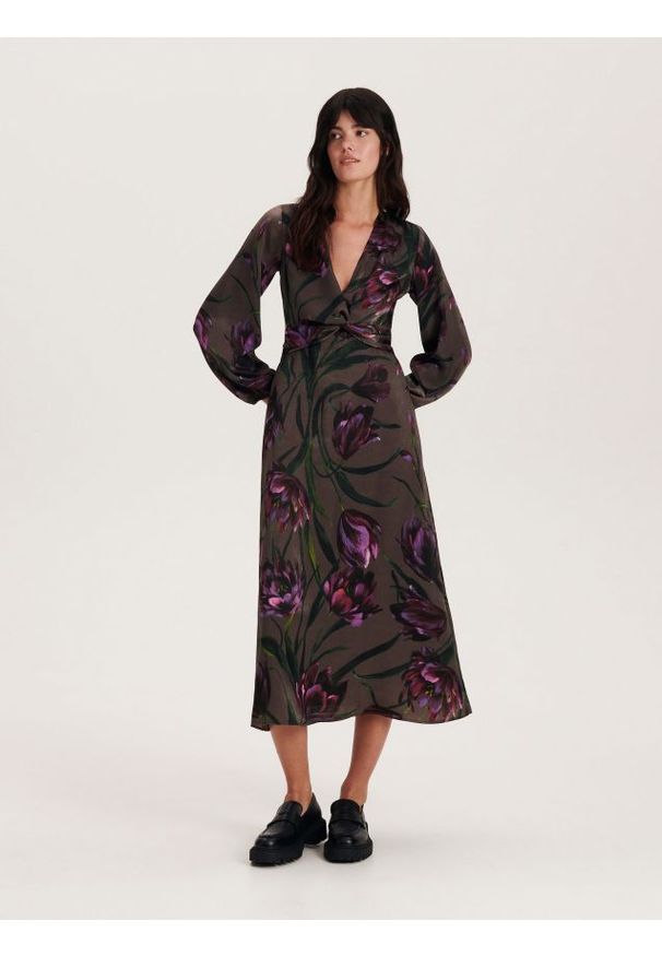 Reserved - Sukienka w kwiatowy print - wielobarwny. Materiał: tkanina. Wzór: kwiaty, nadruk