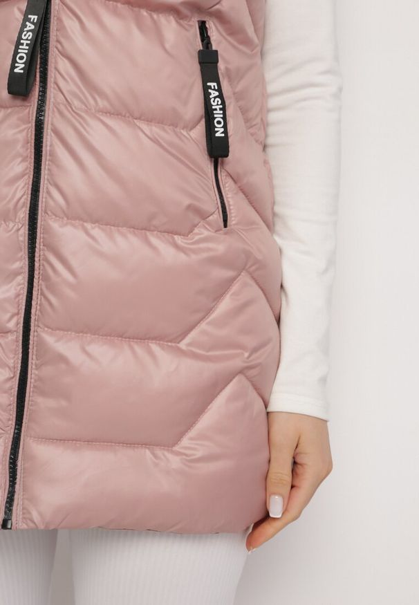 Born2be - Różowa Kamizelka z Odpinanym Kapturem Pikowana z Kieszeniami Quillasa. Kolor: różowy. Materiał: materiał. Sezon: wiosna, jesień