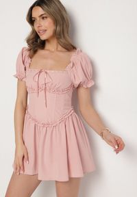 Born2be - Różowa Sukienka Vices w Rustykalnym Stylu z Gorsetowym Wiązaniem Tolaviela. Okazja: na spacer, na imprezę. Typ kołnierza: dekolt gorset. Kolor: różowy. Materiał: jeans. Wzór: aplikacja. Typ sukienki: gorsetowe. Styl: elegancki #5