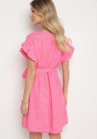 Born2be - Fuksjowa Sukienka Ozdobiona Falbankami i Paskiem Izulira. Typ kołnierza: kołnierz z falbankami. Kolor: różowy. Wzór: aplikacja. Styl: elegancki