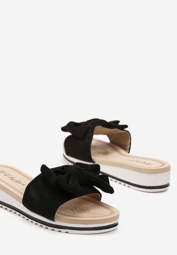 Born2be - Czarne Klapki z Zamszową Kokardką na Szerokim Pasku Sellemia. Okazja: na spacer. Kolor: czarny. Materiał: zamsz. Obcas: na obcasie. Wysokość obcasa: niski