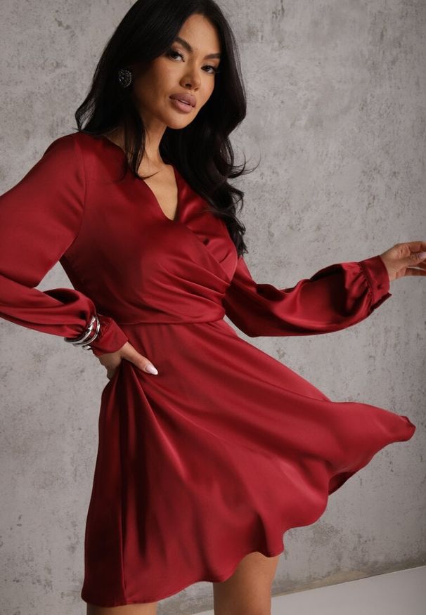 Renee - Czerwona Bawełniana Sukienka VICES z Satyny z Kopertowym Dekoltem Cunelia. Okazja: na randkę. Typ kołnierza: dekolt kopertowy. Kolor: czerwony. Materiał: bawełna, satyna. Typ sukienki: kopertowe. Styl: elegancki
